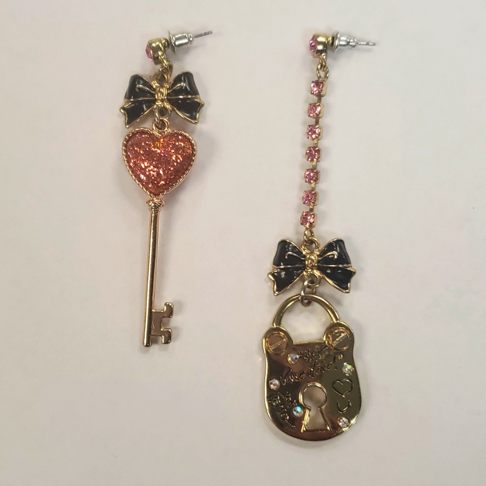 Betsey Johnson Earrings 35$